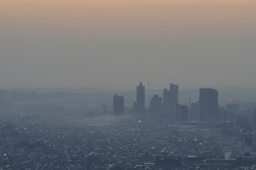 Fototapeta premium 朝靄のビル群