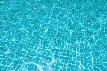 Obraz premium Blue ripple water in swimming pool with sunny reflections, Thailand