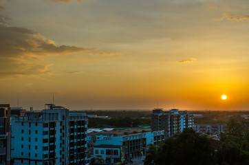 Obraz premium Unique view of East River skyline with sun reflecting off buildings.
