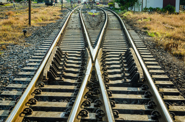 Fototapeta premium Kolej i mała stacja o zachodzie słońca w Tajlandii.