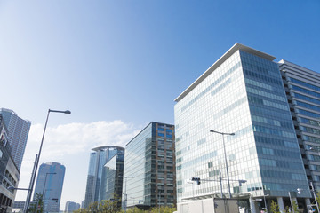 東京都市風景　豊洲　再開発地区　臨海副都心　快晴　青空　高層ビル　メイン通り　並木