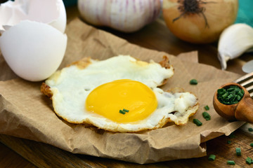 Bio-Ei - Spiegelei auf Papier und Holz / Serviervorschlag / Foodstyling / Close Up