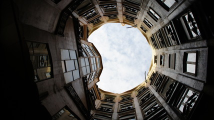 Une court interrieur.