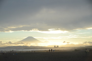 夕景　黄金色の富士山