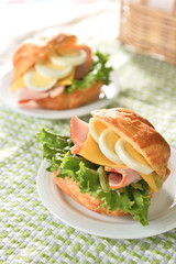 Overflowing Wheat crisp French bread, crackers surface, tight in