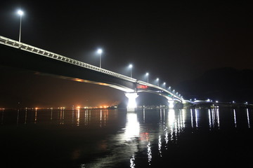 Fototapeta premium Kujima Ohashi nocą w mieście Uwajima w prefekturze Ehime