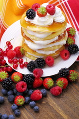 Pancakes al miele con panna e frutti di bosco