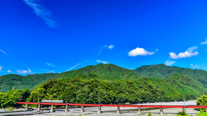 山間部を走る、大井川鉄道の機関車