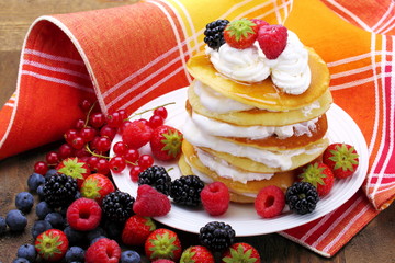 Pancakes al miele con panna e frutti di bosco
