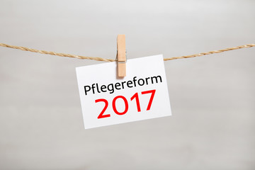 Zettel mit Aufschrift: Pflegereform 2017