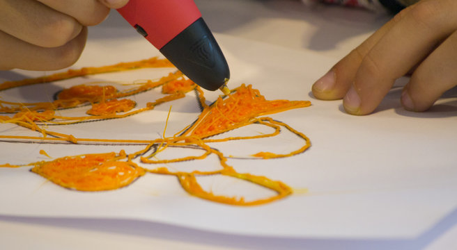 Drawing 3d pen closeup