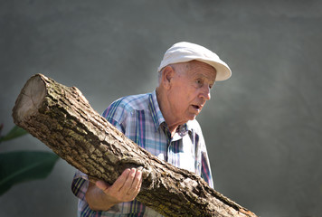 Old man carrying trunk - obrazy, fototapety, plakaty