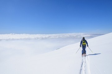 grenzenlose Freiheit beim Skifahren über den Wolken 