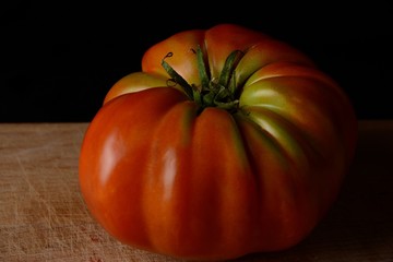 Tomate en fondo negro