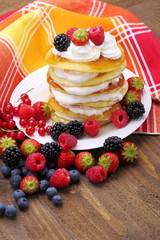 Pancakes al miele con panna e frutti di bosco
