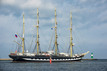 Fototapeta na wymiar Segelschiff auf der Ostsee während der Hanse Sail