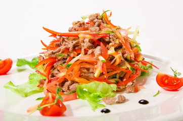 Warm salad of veal fried in soy sauce with garlic, with fresh ve