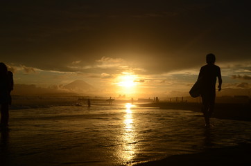 Fototapeta premium 夕景 黄金色の海 surf