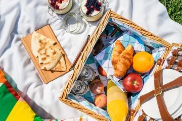 Tragetasche Picknick-Korb mit Früchten, Orangensaft, Croissants, Quesadilla und No-Bake-Heidelbeer- und Erdbeermarmelade-Käsekuchen © radub85