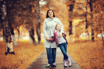 Fototapeta premium matka przytulająca córkę, Autumn Park