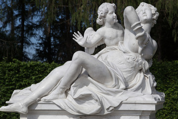 Frauenstatue  mit Engel  im Park