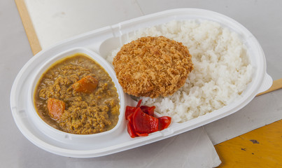 Mince cutlet curry with fried tempura, chili and plain rice in b