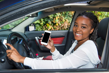 Jugendliche mit Handy am Steuer