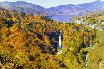 紅葉の華厳の滝と中禅寺湖