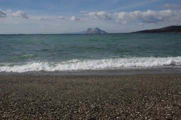 Strand mit Blick auf den Felsen von Gibraltar