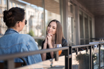 Fototapeta premium two girls relaxing outside of a cafe