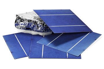 Solarzellen mit einem Stück polykristallinem Silizium isoliert auf weißem Hintergrund