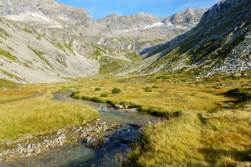 Gebirgsbach vom Gletscher in den österreichischen Bergen