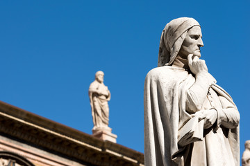Obraz premium Statue of Dante Alighieri in Verona - Italy