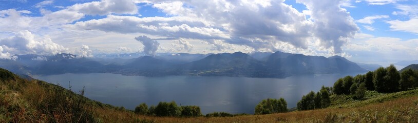 Fototapeta na wymiar Der Lago Maggiore von oben