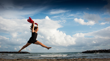 Fototapeta na wymiar Modella che balla sulla spiaggia