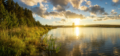 осенний пейзаж на Уральской реке Иртыш, Россия © 7ynp100