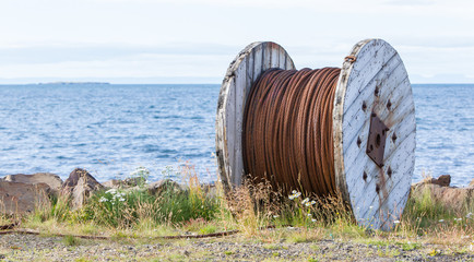 Obraz premium Abandoned rusty steel cable