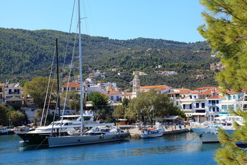 Fototapeta na wymiar The port on the Greek island of Skiathos