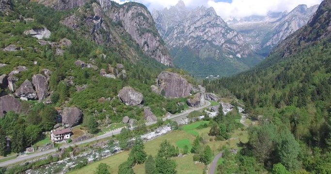 Vallata di montagna - Valmasino - Arrampicata sul Sasso Remenno