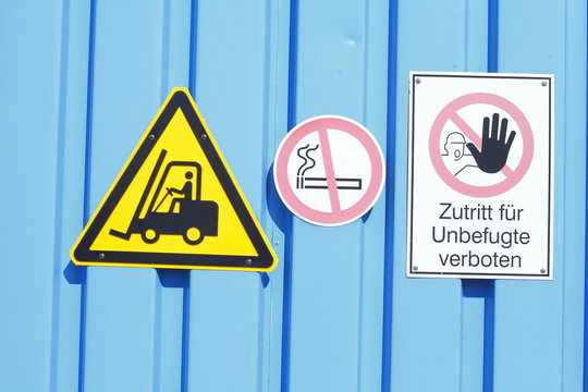 Schild Gabelstapler auf blauer Metallt&uuml;r