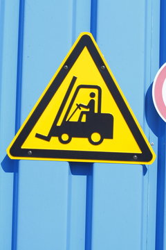 Schild Gabelstapler auf blauer Metallt&uuml;r