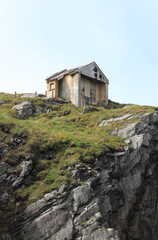 Fototapeta na wymiar Old house on a cliff in Ireland
