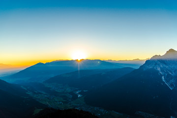 Obraz premium Sonnenaufgang am Berg