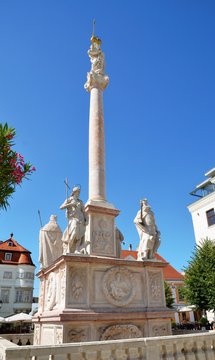 Statue de Marie, parvis de l'&eacute;glise de Gyor