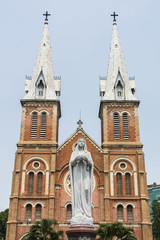 Fototapeta na wymiar Ho-Chi-Minh-Stadt, Kathedrale mit Statue.
