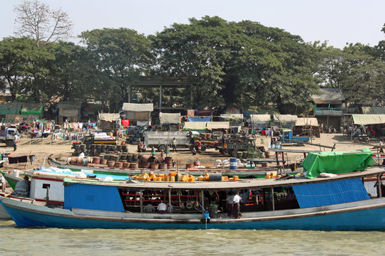 Bateaux sur sur le fleuve Irrawaddy &agrave; Mandalay, Birmanie