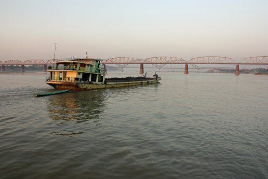 Navigation marchande sur l'Irrawaddy, Birmanie