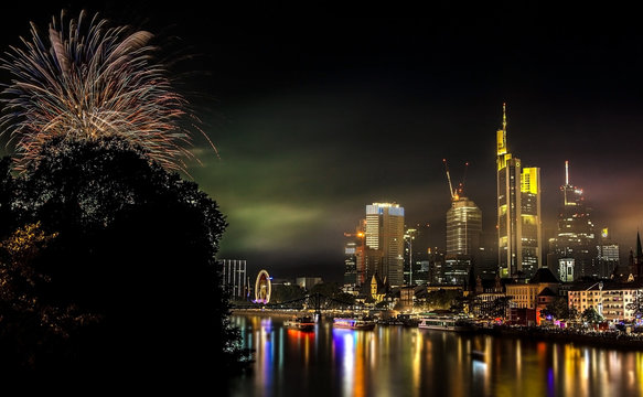 Frankfurt am Main Skyline mit Feuerwerk