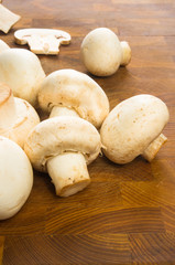 champignons on wooden background