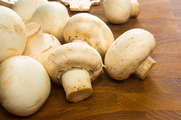 champignons on wooden background